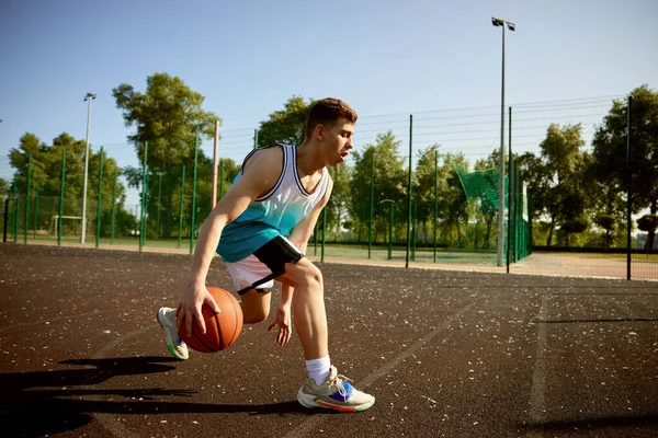 Молодий Хлопчик Підліток Тренується Вулиці Граючи Баскетбол Активний Спортивний Час — стокове фото