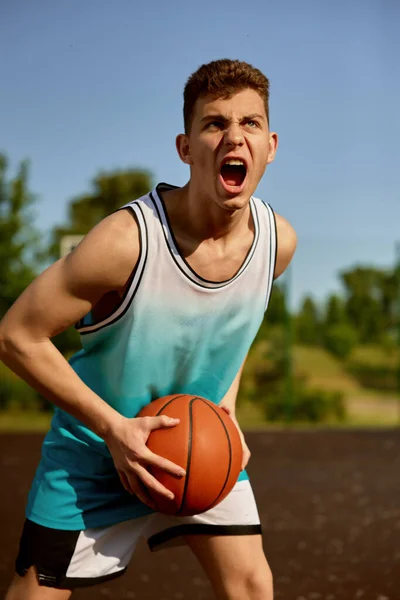熟练的篮球选手疯狂尖叫的肖像 才华横溢的少年从事体育游戏 — 图库照片