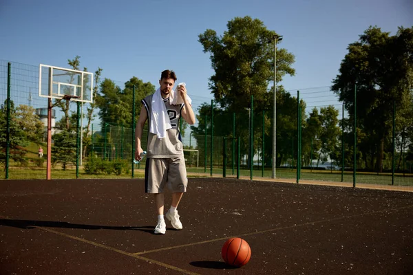 Tired Sweaty Basketball Player Tower Shoulders Urban Street Court Training — Stock Photo, Image