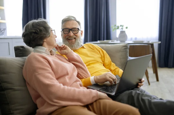 Nternetten Alışveriş Yaparken Veya Rezervasyon Yaparken Birbirlerine Bakıp Gülümseyen Son — Stok fotoğraf