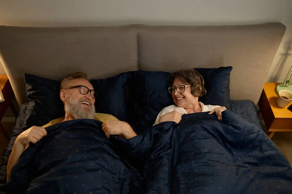 Happy Laughing Senior Family Couple Lying Bed Blanket Looking Each — Stock Photo, Image