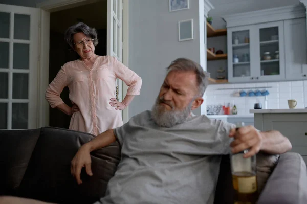 Angry Aged Wife Scolding Her Drunk Senior Husband Old Man — Stock Photo, Image