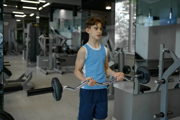 强壮的少年小伙子在健身房用杠铃训练自己 儿童体育和健康概念 — 图库照片