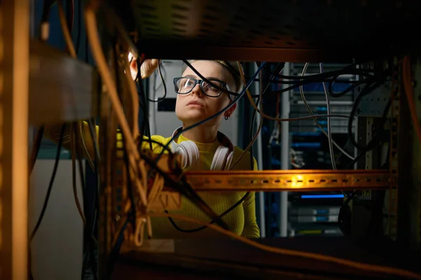 Junge Ingenieurin Arbeitet Rechenzentrumsraum Technikerin Überprüft Und Verbindet Ethernet Kabel — Stockfoto