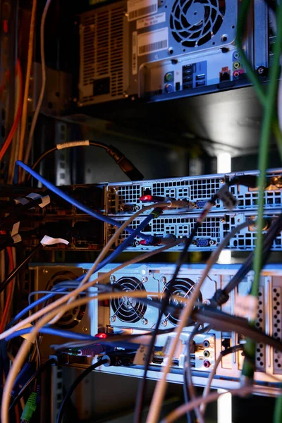 Sluitingskabels Kabels Aangesloten Hardware Mainframe Donkere Netwerk Server Room — Stockfoto