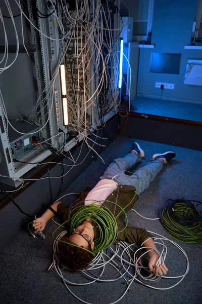 Frustriert Überwältigte Teenager Ingenieur Auf Dem Boden Liegend Glasfaserkabel Ethernet — Stockfoto