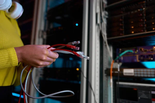 Yakın Plan Kadın Bilişim Mühendisi Elleri Internet Kablosu Optik Kablolar — Stok fotoğraf