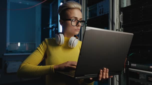 Junge Fachfrau Arbeitet Laptop Serverraum Eines Modernen Rechenzentrums — Stockvideo