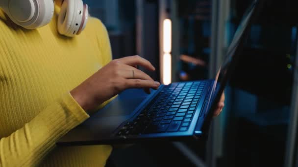 Widok Kobietę Inżynier Pracujący Laptopie Przy Sprzęcie Sieciowym Ciemnej Serwerowni — Wideo stockowe
