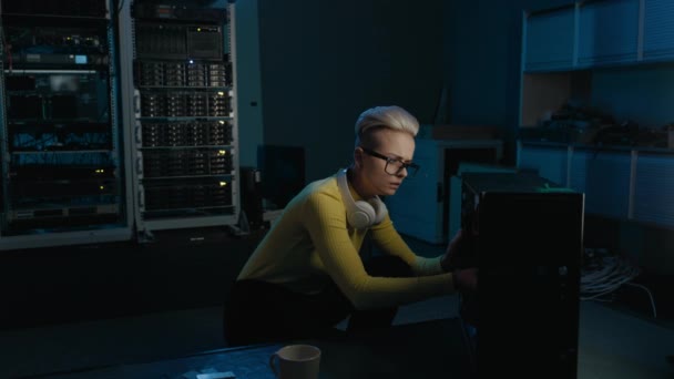 Ung Kvinna Tekniker Reparera Dator Hårdvara Enhet Serverrummet Digital Kommunikation — Stockvideo