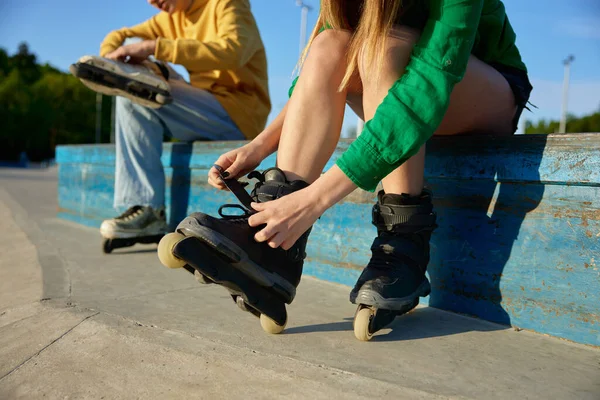 Подготовка Тренировке Парке Молодые Люди Любят Кататься Роликах Ногах Сидя — стоковое фото