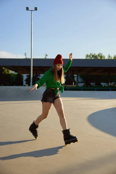 Teenager Girl Inline Skating Boardwalk Making Stunt Tricks Summer Evening — Stock Photo, Image