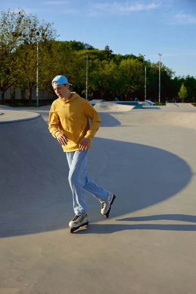 Glücklicher Teenager Junge Beim Skaten Auf Dem Outdoor Rollerdrom Aktive — Stockfoto