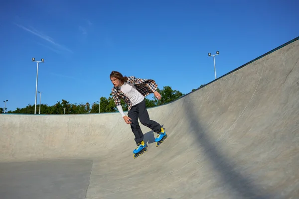 Teenager Mit Rollschuhen Führt Sommer Extremes Wall Ride Element Skatepark — Stockfoto