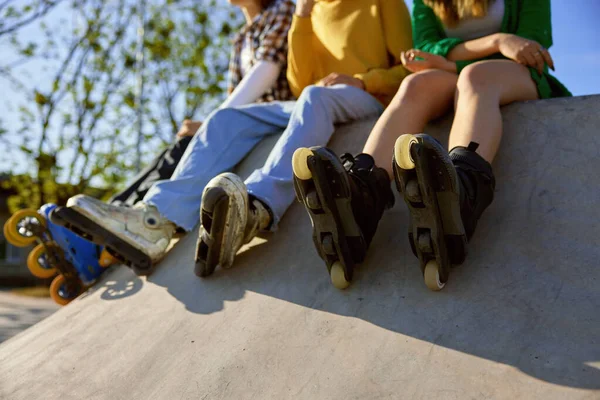 Crop View Rollerskaters Team Teenage People Sitting Ramp Skate Park — Fotografia de Stock