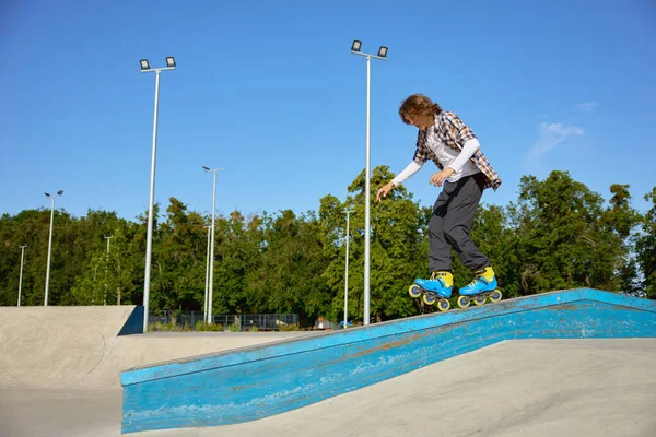 Joven Con Patines Línea Haciendo Acrobacias Equilibrio Parque Skate Evento — Foto de Stock