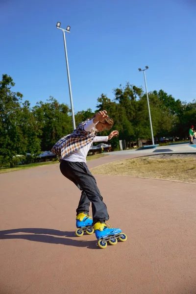 Actieve Tiener Rolschaatsen Straat Met Training Klasse Voor Het Beoefenen — Stockfoto