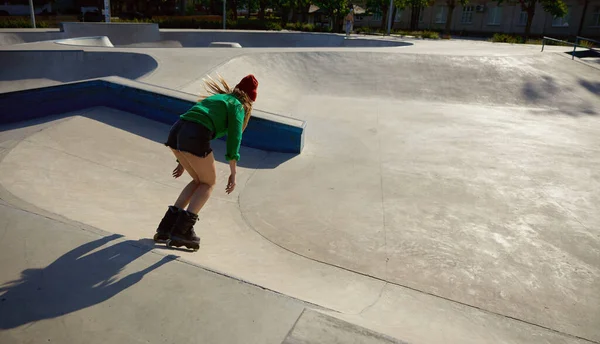 Actieve Jonge Vrouw Rolschaatsen Genieten Van Freestyle Rijden Rollerdrom Lichamelijke — Stockfoto