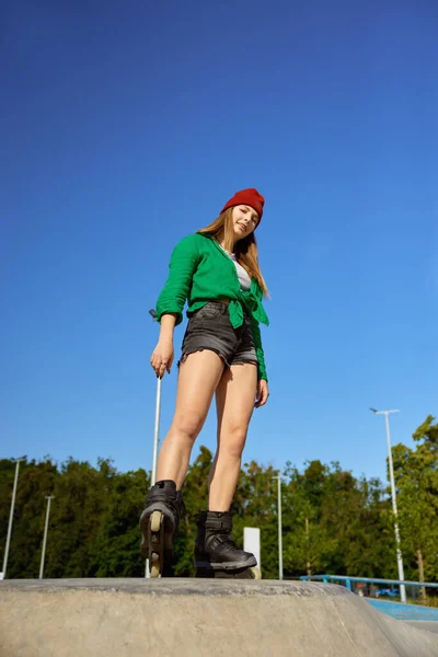Vacker Tonåring Flicka Rullskridskor Poserar För Kamera Över Blå Himmel — Stockfoto