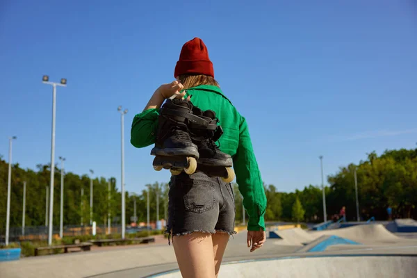 Menina Casual Carregando Patins Mãos Andando Para Aula Treinamento Rollerdrome — Fotografia de Stock