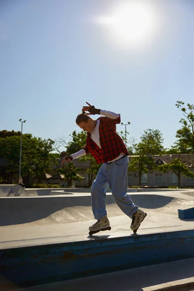 Teenager Rollerskater Balanceamento Pedestal Realizando Truques Extremamente Passeio Actividades Recreativas — Fotografia de Stock