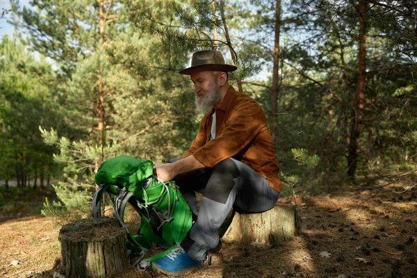 Veselý Starší Muž Připravuje Odpočinku Pěší Túře Lese Úžasné Dobrodružství — Stock fotografie