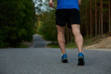 Yakın plan atletik güçlü bacakları olan emekli sporcu. Emeklilikte sağlıklı aktif yaşam tarzı ve açık havada spor