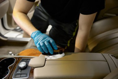 Otomotiv temizleme ve yıkama işlemleri profesyonel temizlik kozmetik ve yumuşak araçlar ile iç deri parçaları seçici araba
