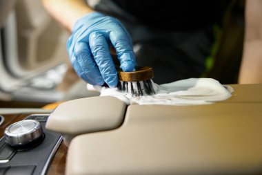 Otomotiv temizleme ve yıkama işlemleri profesyonel temizlik kozmetik ve yumuşak araçlar ile iç deri parçaları seçici araba