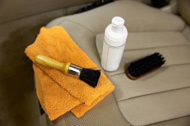 Araba temizliği ve temizlik hizmetleri için profesyonel araç gereçleri ve kaliteli kozmetik ürünleri. Köpük deterjan, farklı tipte yumuşak fırça ve deri iç tasarım bezi.