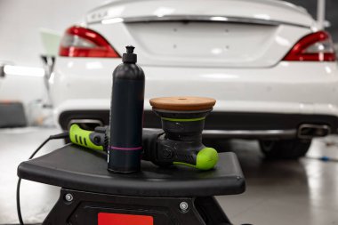 Araba boyası süslemesi için bir şişe özel cila, krem ve disk öğütme makinesi. Otomatik temizleme ve cilalama servisi