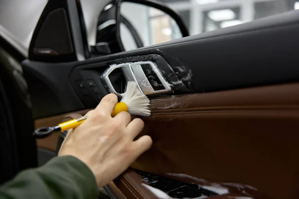 Erkek Usta Arabanın Içini Temizlemek Için Yumuşak Fırça Kullanıyor Otomatik — Stok fotoğraf