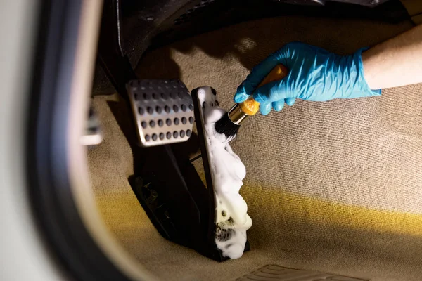 Araba Temizleme Prosedürü Fırça Ile Kapalı Işçi Köpüklü Deterjan Temizleme — Stok fotoğraf