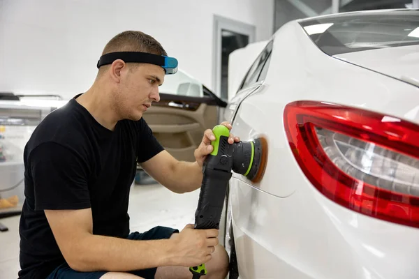 Araba Servisi Çalışanı Araba Boyama Için Özel Nano Seramik Cilası — Stok fotoğraf