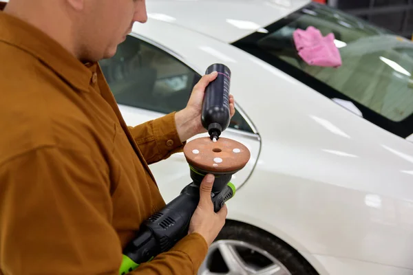 Pemilik Mobil Menerapkan Lilin Atau Cat Krim Pada Penggilingan Disk — Stok Foto