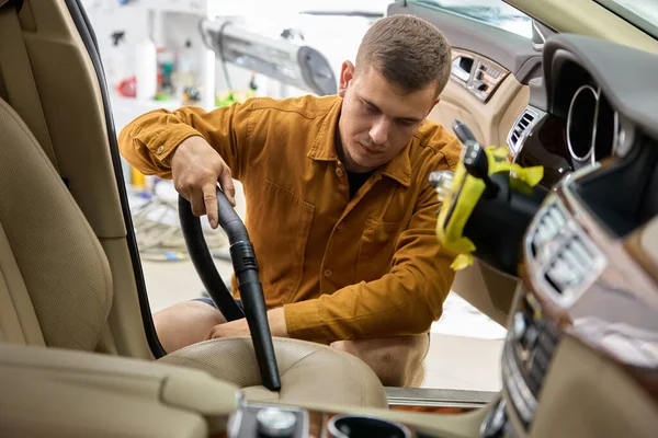 Człowiek Odkurzający Siedzenie Kierowcy Samochodzie Pomocą Przenośnej Dmuchawy Usługa Automatycznego — Zdjęcie stockowe