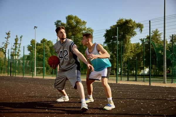 活跃的男人在街上打篮球 朋友们周末的运动和业余爱好 — 图库照片