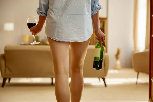 Joven Mujer Sensual Con Camisa Masculina Sosteniendo Botella Vino Vino — Foto de Stock