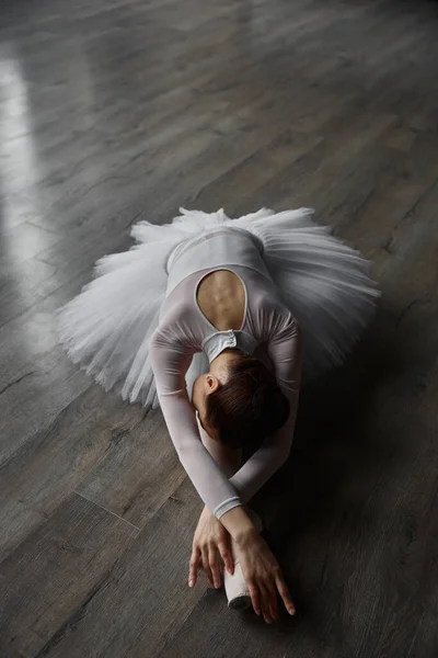 年轻纤细优雅的芭蕾舞演员在演播室里训练时穿着拖鞋在地板上摆姿势 演出前的一般排练训练 — 图库照片