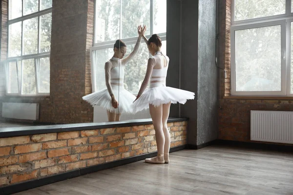 在首次演出前 站在舞蹈室的一面巨大的镜子前焦虑的芭蕾舞演员感到很紧张 — 图库照片