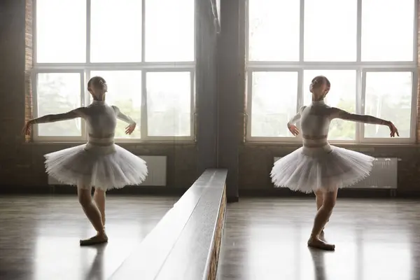 Hermosa Bailarina Joven Entrenando Ballet Clásico Estudio Con Espejo Enorme — Foto de Stock