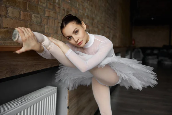 ダンススタジオでストレッチエクササイズをする柔軟なガールバレリーナ バレエスクールでの振付レッスン — ストック写真
