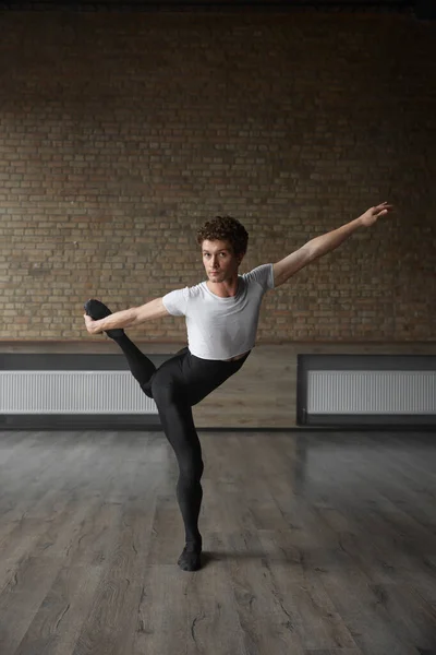 Zeitgenössischer Balletttänzer Posiert Für Die Kamera Und Führt Körperdehnungsübungen Vor — Stockfoto