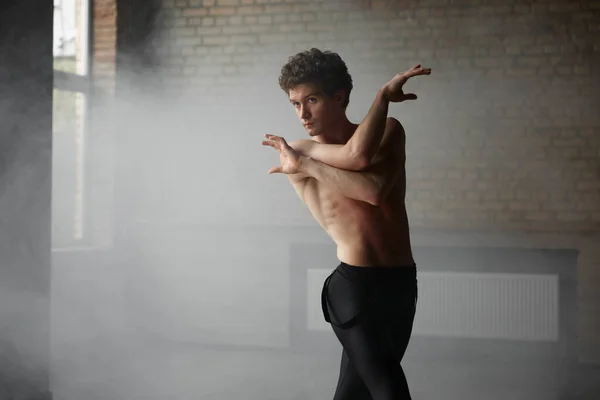 Homme Athlétique Danseur Ballet Effectuant Des Mouvements Danse Studio Répétition — Photo