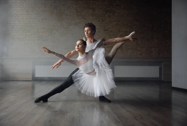 Balletttänzerinnen Und Balletttänzer Treten Dynamischer Aktion Vor Studiohintergrund Auf Anmut — Stockfoto