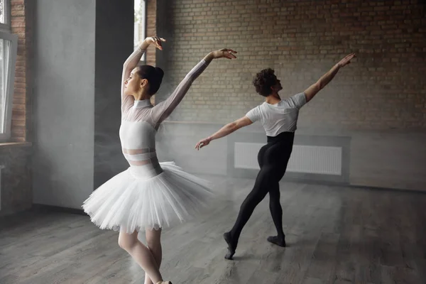 Dois Jovens Bailarinos Vestindo Trajes Praticando Juntos Aula Estúdio Exposição — Fotografia de Stock