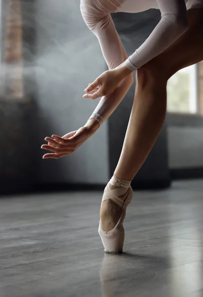 Крупним Планом Обрізаний Знімок Балерини Балетній Позі Виконує Класичний Танець — стокове фото
