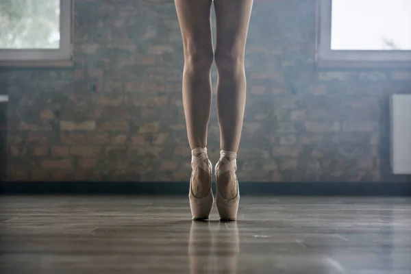 穿着尖尖鞋的优雅的女芭蕾舞演员双腿站在脚尖上 专业芭蕾舞班 舞蹈教育课 — 图库照片