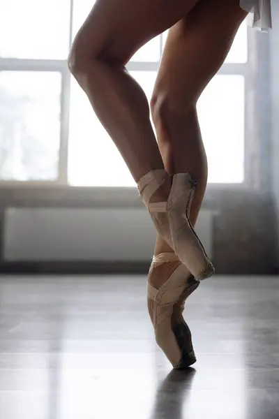穿着尖皮鞋的年轻芭蕾舞演员腿上的布景 舞蹈学校的古典芭蕾舞练习 — 图库照片