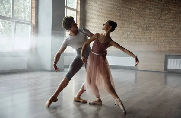 Schöne Junge Balletttänzerinnen Die Choreografische Kunst Zeigen Emotionales Duett Professioneller — Stockfoto